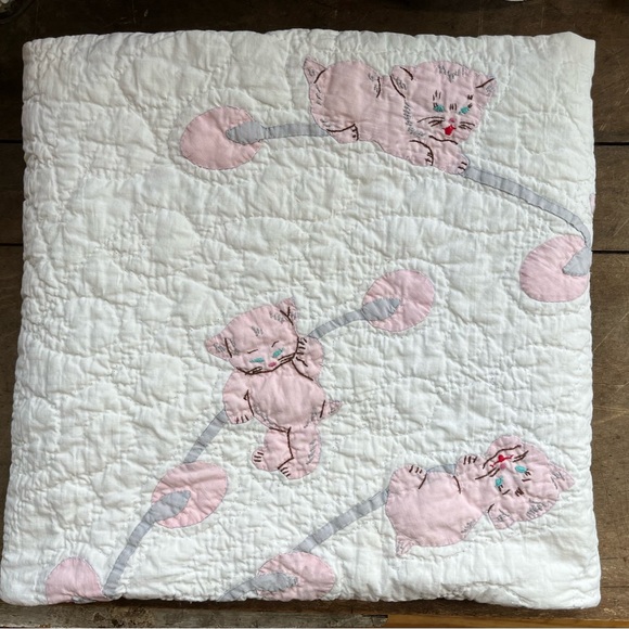 1930-50s PLAYFUL KITTEN APPLIQUÉD & QUILTED BABY BLANKET 37.5” X 51” PINK BORDER - Picture 7 of 12